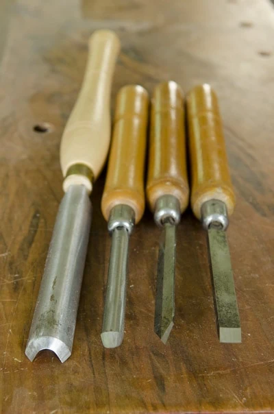 Row Of Wood Turning Tools: Skew Chisel, Spindle Gouge, Roughing Gouge, Parting Tool, Woodturning Tool Guide